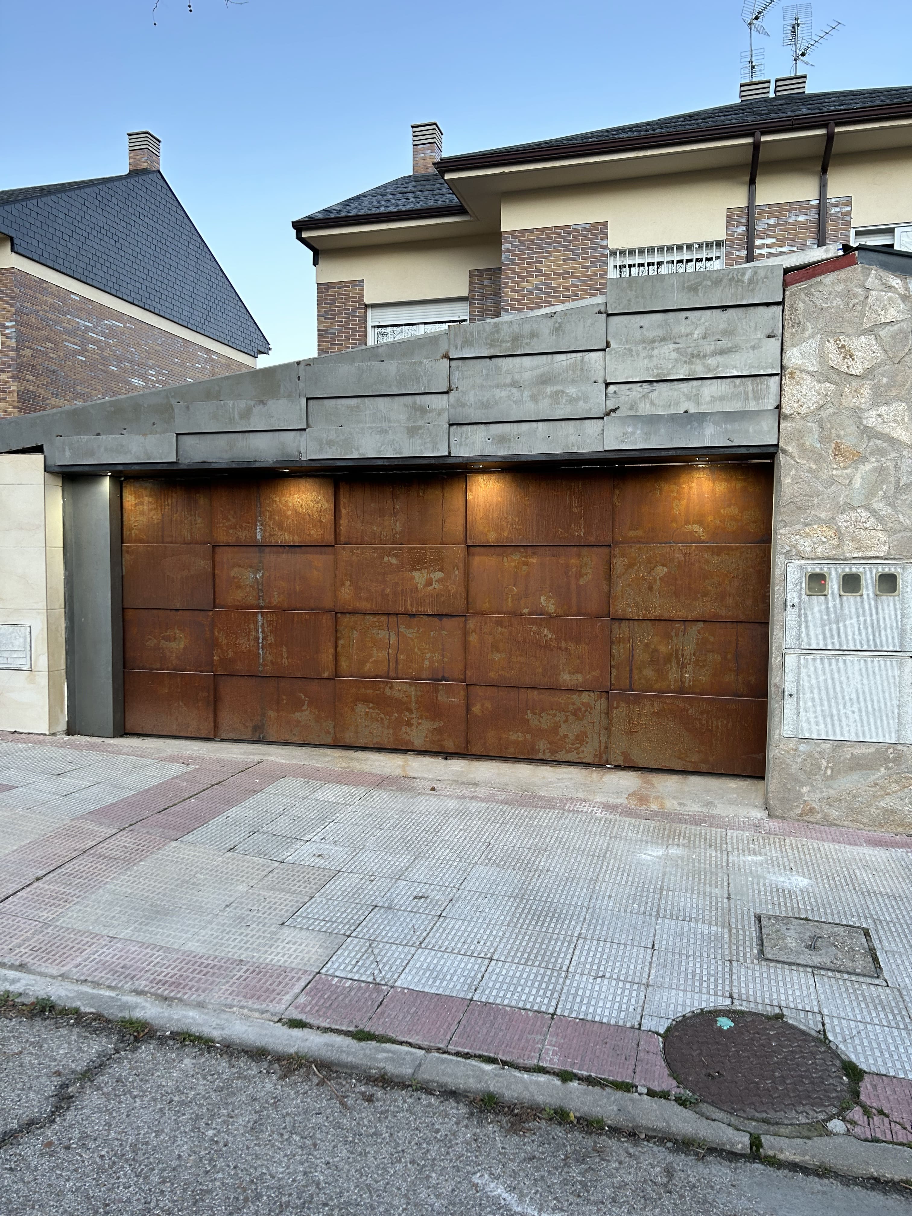 Servicio de puertas automáticas y forja ManeaCraft